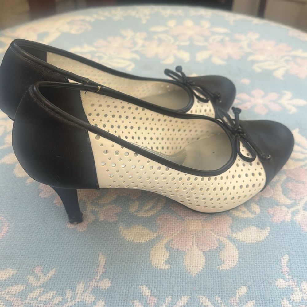 Women's Sz 8.5 Black and White *CHIC* Contrast Granny Pumps